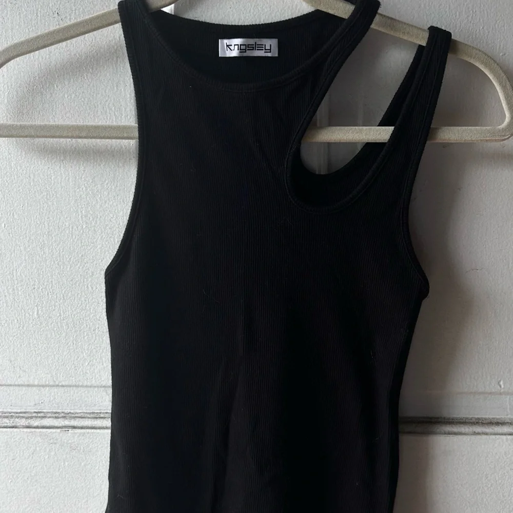 Black Asymmetric Ribbed Tank Top - Picture 1 of 3